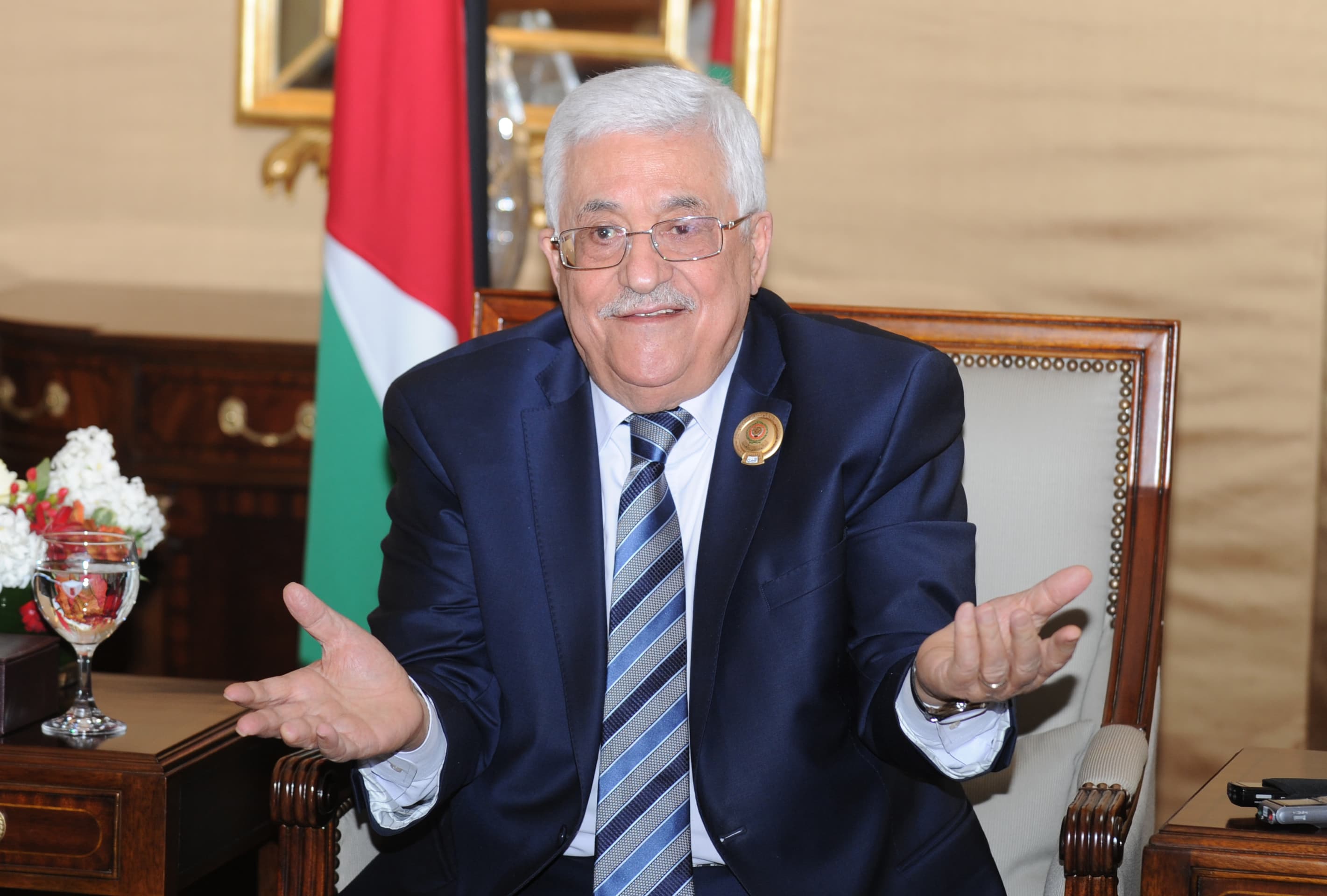 صورة محمود عباس يؤكد أن بناءه لقصر فخم جاء تأكيداً على استقلال فلسطين